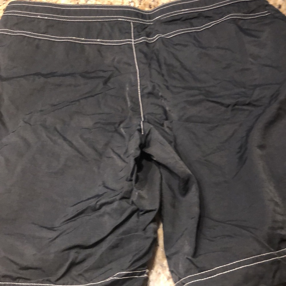Black medium board shorts with pockets - Picture 3 of 3